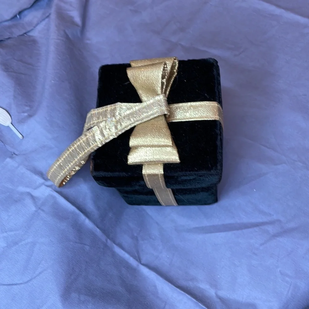 Gold tone necklace and gift box